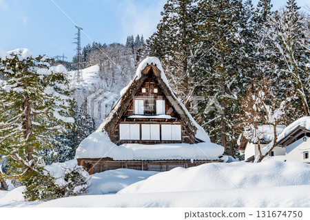 五箇山相倉合掌村的白雪覆蓋的房屋 131674750