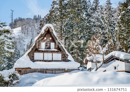 五箇山相倉合掌村的白雪覆蓋的房屋 131674751