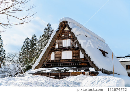 五箇山相倉合掌村的白雪覆蓋的房屋 131674752