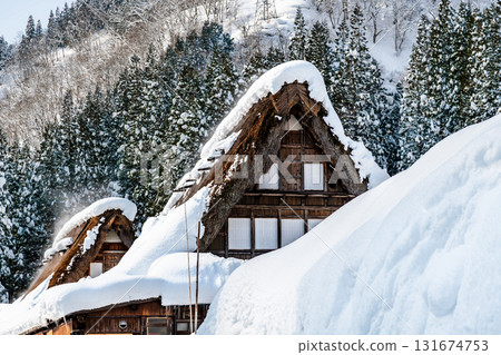 Snow-covered houses in Ainokura Gassho-style village in Gokayama 131674753