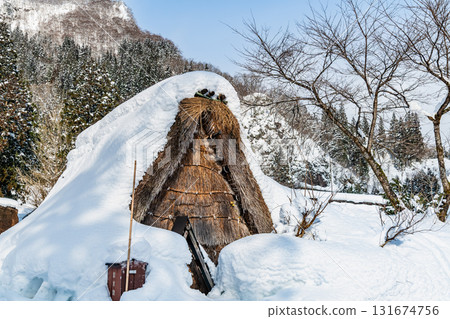 五箇山相倉合掌村的白雪覆蓋的房屋 131674756