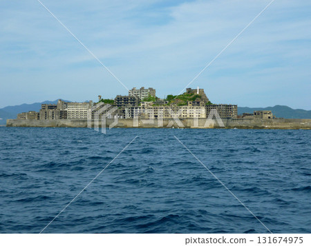 從遊船上俯瞰端島(軍艦島)的全景 從遊船上俯瞰端島(軍艦島)的全景 131674975