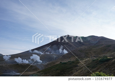 晴朗秋日的朝日山和火山煙霧 晴朗秋日的朝日山和火山煙霧 131674977