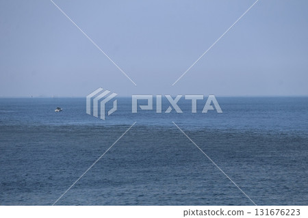 藍色大海、船隻、地平線和藍天的風景 藍色大海、船隻、地平線和藍天的風景 131676223