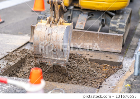 自來水廠、水管更換、道路、瀝青鋪設、挖掘、明挖施工方法 自來水廠、水管更換、道路、瀝青鋪設、挖掘、明挖施工方法 131676553