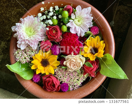 Colorful flower water basin in September (chrysanthemums, sunflowers, cockscomb, roses, cymbidium, and haze of the valley) at Sugao Shrine in Okazaki, Aichi Prefecture Colorful flower water basin in September (chrysanthemums, sunflowers, cockscomb, roses, cymbidium, and haze of the valley) at Sugao Shrine in Okazaki, Aichi Prefecture 131677561