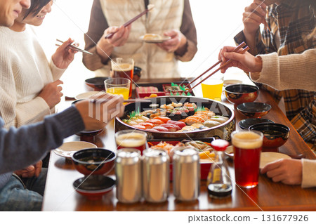 和回家的家人、奶奶一起吃年夜飯 和回家的家人、奶奶一起吃年夜飯 131677926