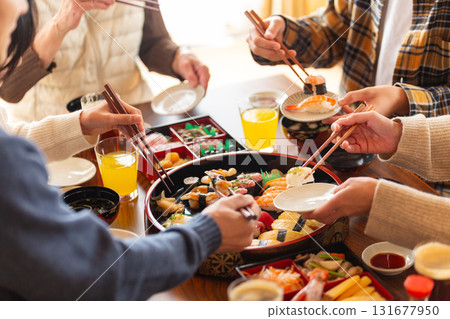 和回家的家人、奶奶一起吃年夜飯 和回家的家人、奶奶一起吃年夜飯 131677950
