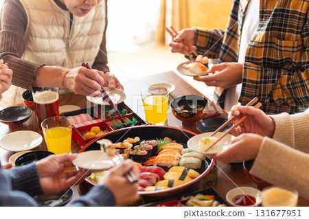 和回家的家人、奶奶一起吃年夜飯 和回家的家人、奶奶一起吃年夜飯 131677951