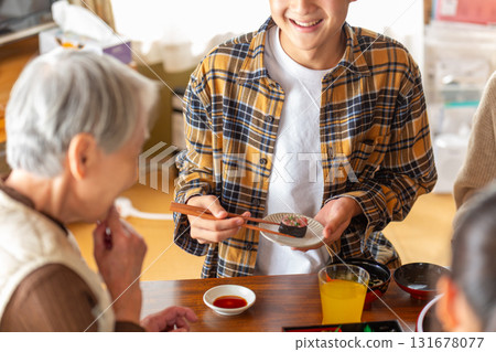 和回家的家人、奶奶一起吃年夜飯 131678077