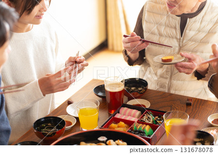 和回家的家人、奶奶一起吃年夜飯 131678078