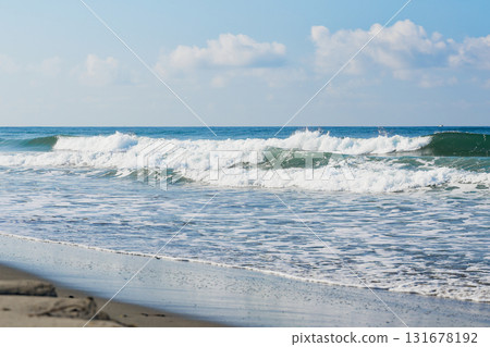 白色的海浪拍打著濱岡海灘 131678192