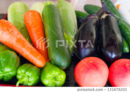 新鮮夏季蔬菜(番茄、茄子、辣椒等)的靜物照片 新鮮夏季蔬菜(番茄、茄子、辣椒等)的靜物照片 131678203