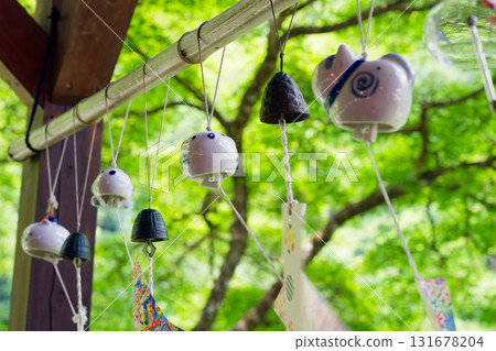 愛知縣香嵐溪三州足助屋敷的咖啡館裡掛滿了風鈴。在新綠的映襯下,散發著夏日清涼的氣息。 愛知縣香嵐溪三州足助屋敷的咖啡館裡掛滿了風鈴。在新綠的映襯下,散發著夏日清涼的氣息。 131678204