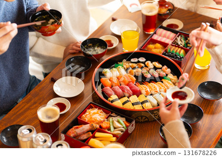 和回家的家人、奶奶一起吃年夜飯 131678226