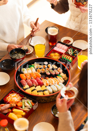 和回家的家人、奶奶一起吃年夜飯 和回家的家人、奶奶一起吃年夜飯 131678227