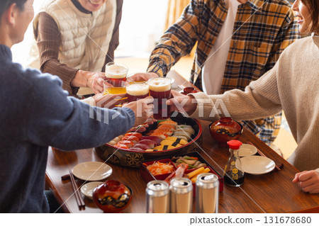 和回家的家人、奶奶一起吃年夜飯 131678680