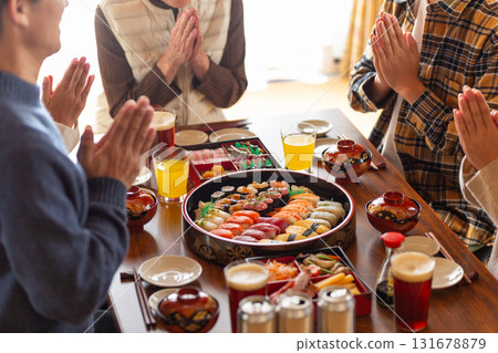 和回家的家人、奶奶一起吃年夜飯 131678879