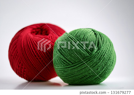 紅色和綠色的毛線球 131679277