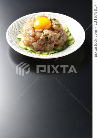 在黑色背景下拍攝的西班牙鯖魚韃靼 在黑色背景下拍攝的西班牙鯖魚韃靼 131679817