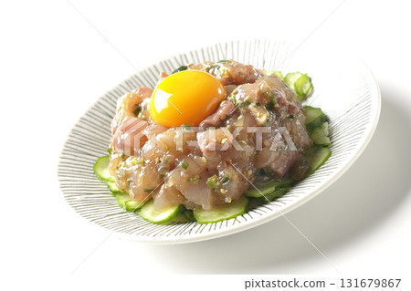 白色背景下拍攝的西班牙鯖魚韃靼 131679867