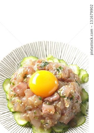 白色背景下拍攝的西班牙鯖魚韃靼 131679902