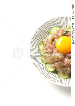 白色背景下拍攝的西班牙鯖魚韃靼 131679904