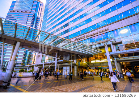 日本東京城市景觀，包括品川站和辦公大樓 131680269