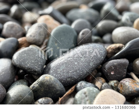 海灘上有許多濕圓的鵝卵石 131680366