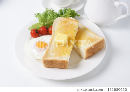 Breakfast of fried egg and toast 131680630