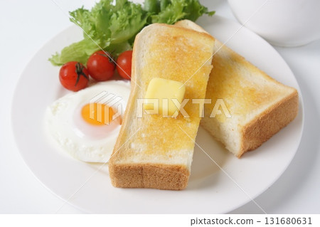 Breakfast of fried egg and toast 131680631