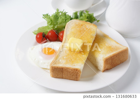 煎蛋和烤麵包早餐 131680633