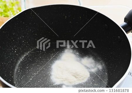 Powdered agar in a pot 131681878