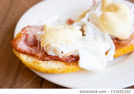 Delicious breakfast eggs benedict 131682102