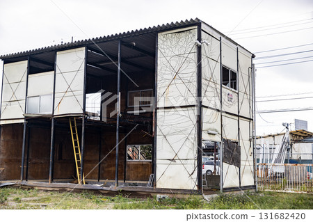 Prefabricated house demolition work Prefabricated house demolition work 131682420