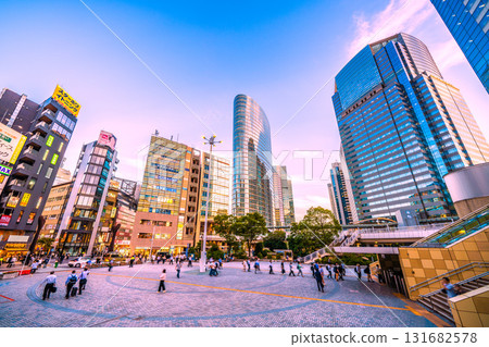 日本東京城市景觀：品川車站前的辦公大樓和下班後的商人 131682578