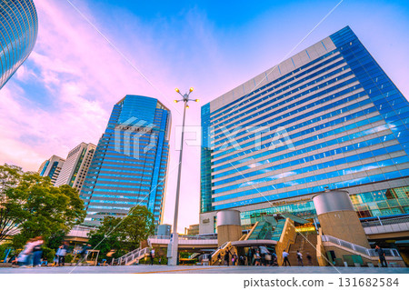 日本東京城市景觀,俯瞰品川站、辦公大樓和下班後的商人 日本東京城市景觀,俯瞰品川站、辦公大樓和下班後的商人 131682584