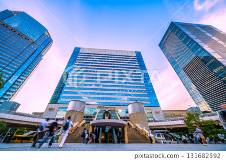 日本東京城市景觀，俯瞰品川站、辦公大樓和下班後的商人 131682592