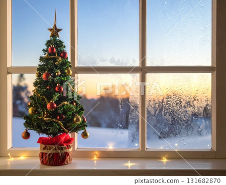 冬天的冷凝窗戶和聖誕樹 131682870
