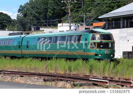 由布院之森列車在豐後森機車公園前運行 131682975