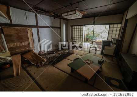 已關閉的溫泉度假村內原旅館的客房 已關閉的溫泉度假村內原旅館的客房 131682995