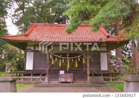 Watari Shrine: The red tiles of the main hall and its majestic appearance 131683017