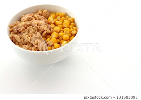 白色背景的鮪魚錐 131683093