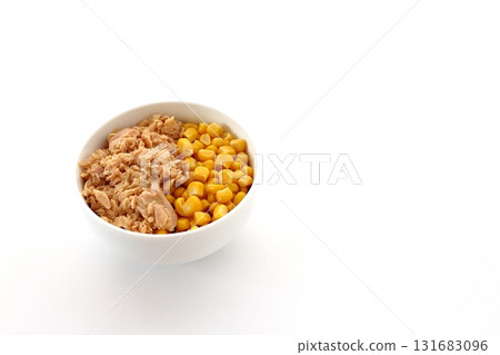 白色背景的鮪魚錐 131683096