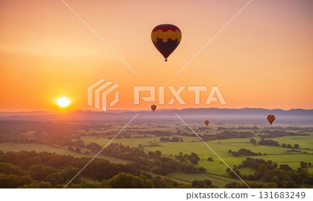 熱氣球和日出時的晨霧，熱氣球升上天空 131683249