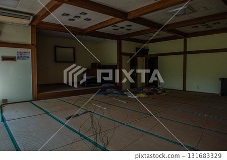 The large hall of a former inn in a closed hot spring resort The large hall of a former inn in a closed hot spring resort 131683329