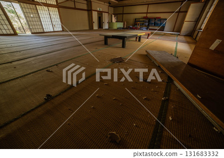 The large hall of a former inn in a closed hot spring resort 131683332