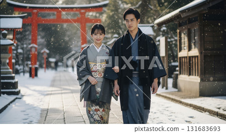 兩人在雪中參拜神社 131683693