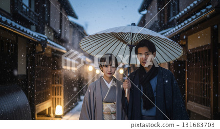 The two of us walk through the snowy streets of Kyoto 131683703