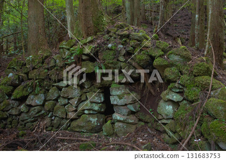 犬岳登山“登山道附近的炭窯遺跡” 131683753